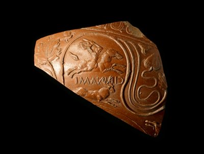 Fragment einer Schale mit Darstellung eines Mannes, der einen Hirsch jagt, gestempelt vom Hersteller Cinnamus, vom römischen Fundort in Newstead, 140-80 n. Chr. von Samian Samian